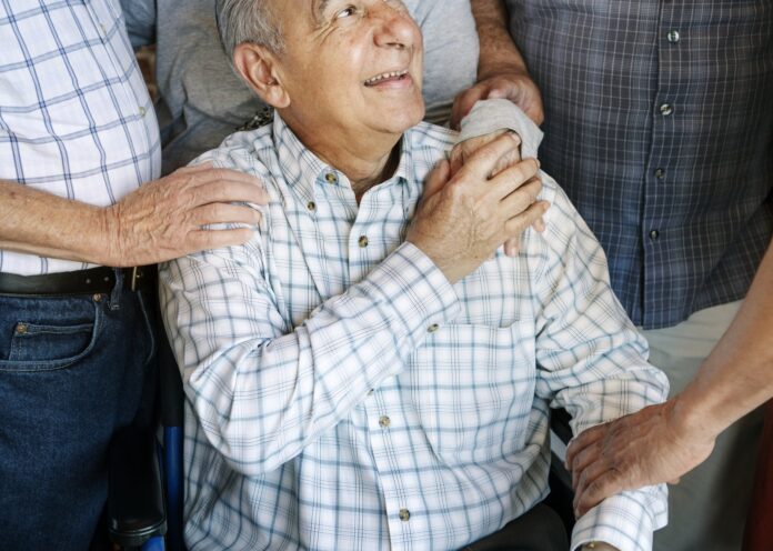 starszy mężczyzna z przyjaciółmi